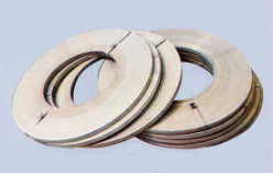 帯鉄白・ﾒｯｷ品の外観写真　メッキ、ブルーイング処理の帯鋼（ベーリングフープ